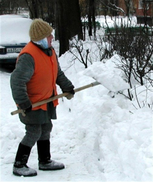 Дворник с лопатой зимой