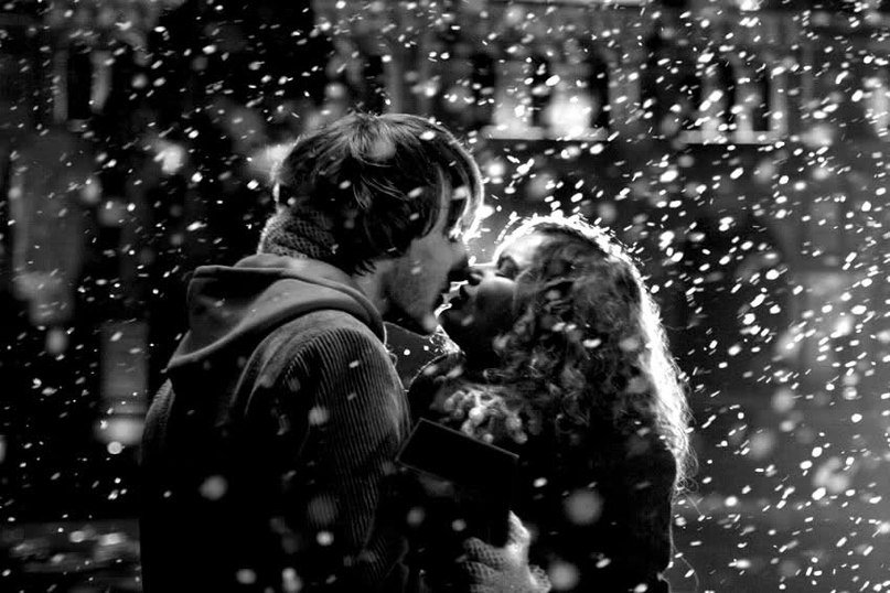 Поцелуй под Снегопадом. Парень с девушкой под Снегопадом. Пара зимой. Зимняя романтика. Парень девушка снег