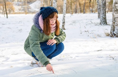 Женщина, дует в снег из ее руки | Бесплатно Фото