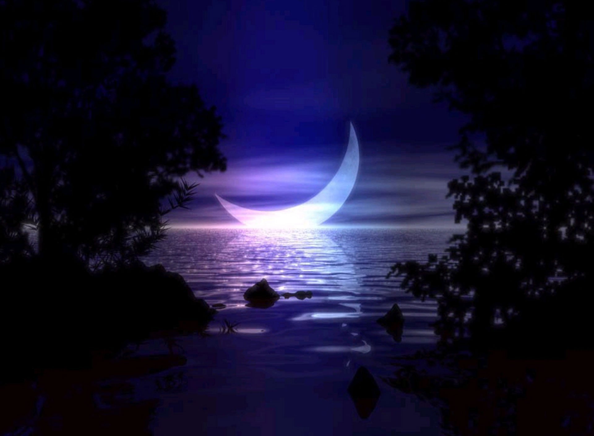 Луна распласталась на тихой воде. Лунная ночь. Луна. Красивая ночь. Ночь Луна.