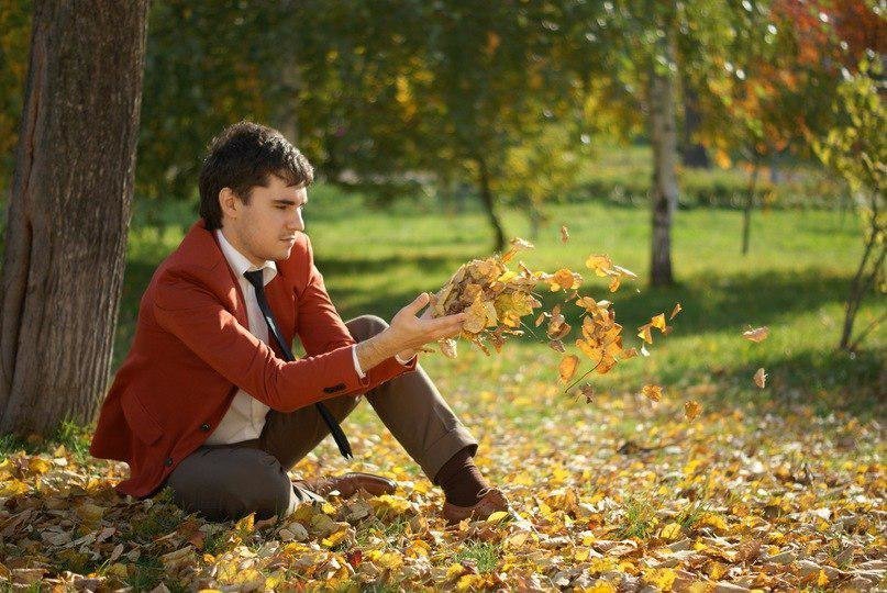 7 сентября мужчина. Парень осень. Парень в осеннем парке. Осень люди. Осенняя фотосессия с парнем.