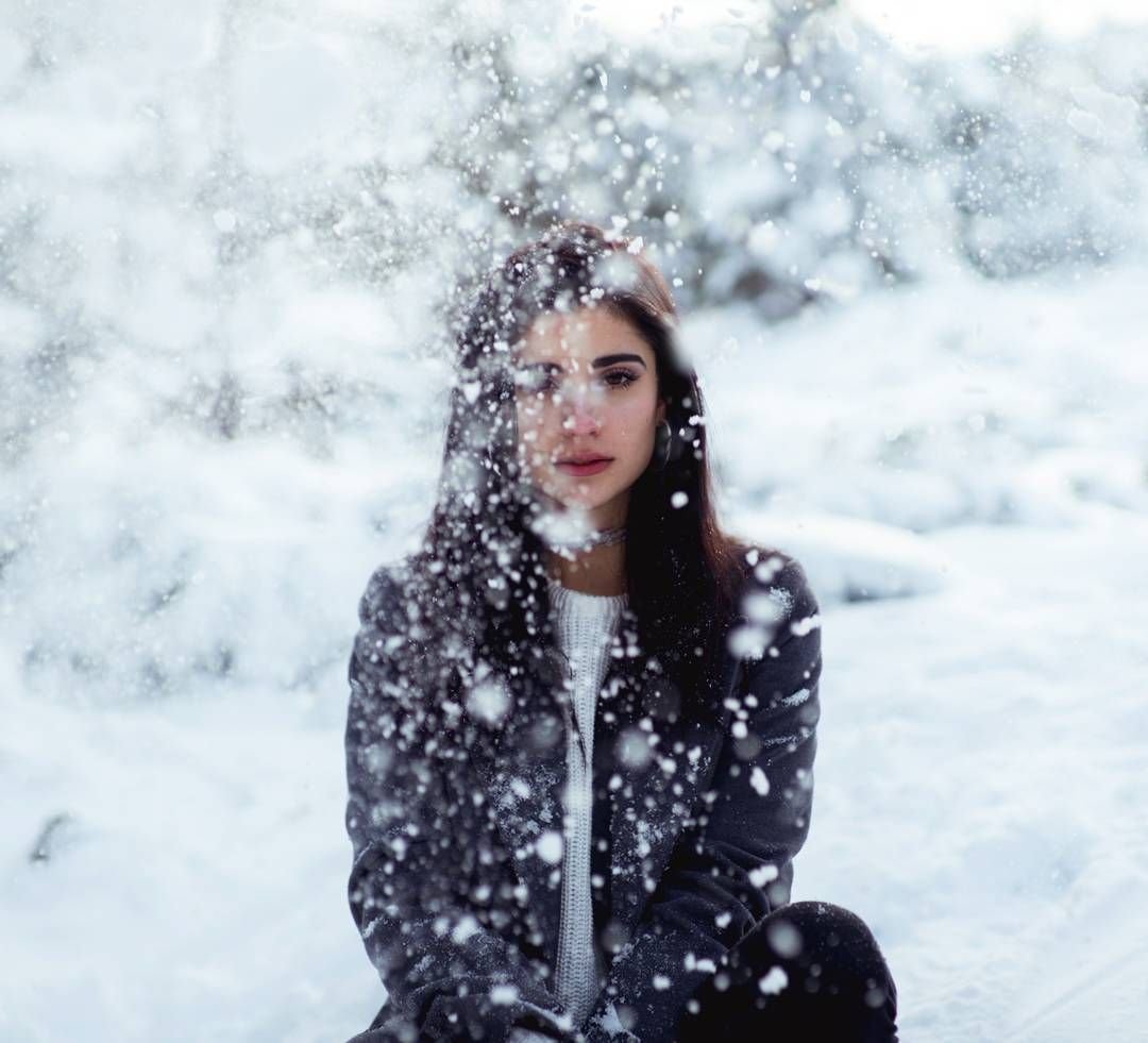 Девушка под снегом. Девушка в снегу. Девушка и снегопад. Фотосессия на снегу.