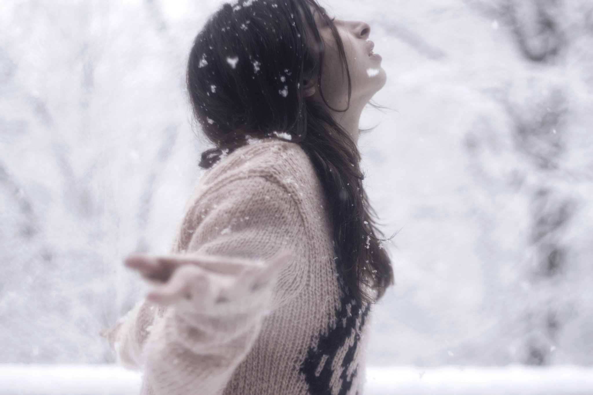 Девушка под снегом. Девушка и снегопад. Брюнетка и снег. Девушка на фоне снега.