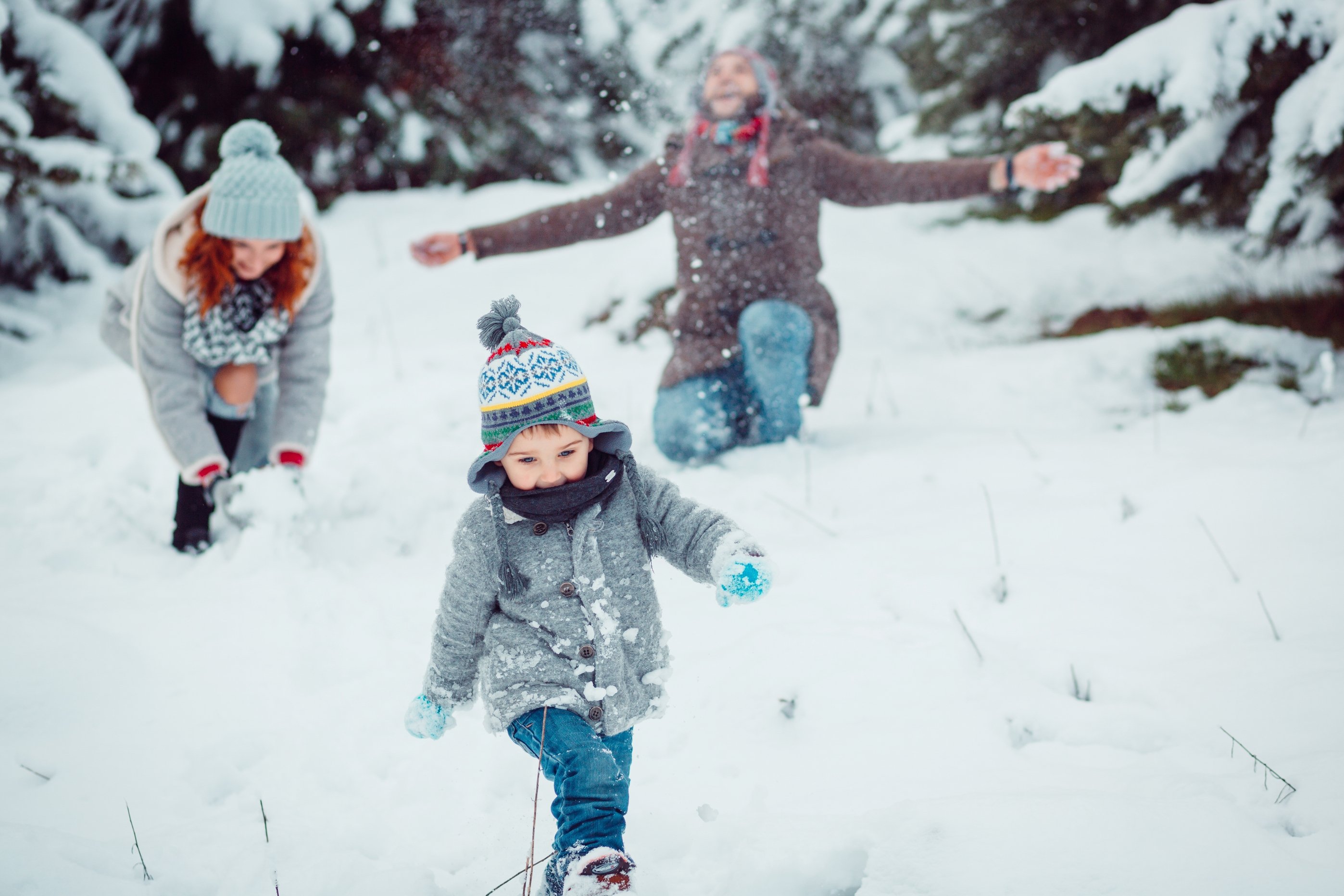 Играть в снежки кататься. Дети зимой. Дети на прогулке зимой. Дети бегут зима. Дети играют в снегу.