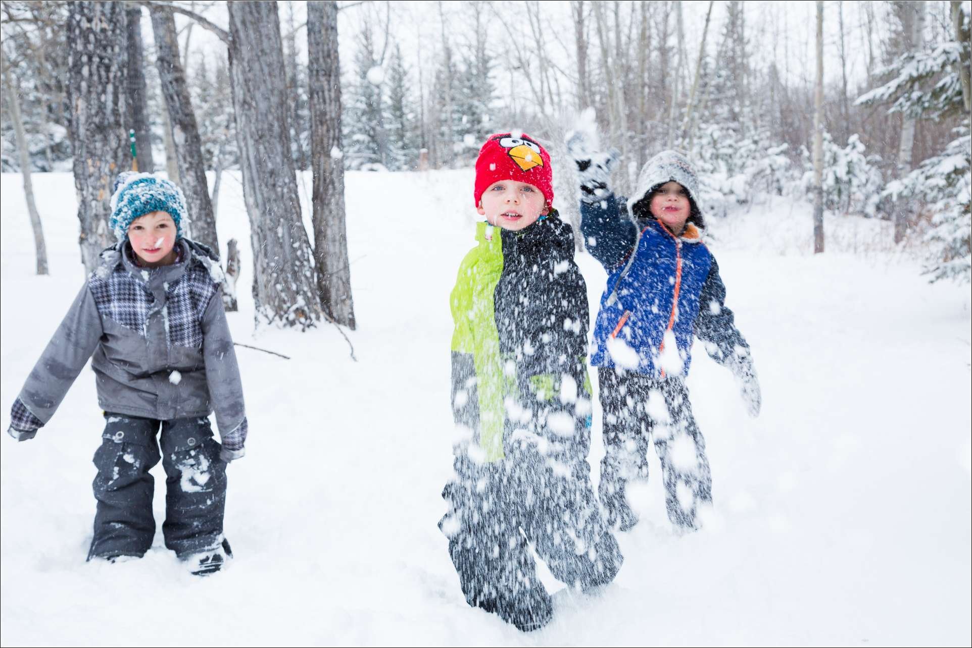 Играем со снегом. Дети на улице зимой. Зимние игры на улице. Дети зима улица. Дети в снегу.