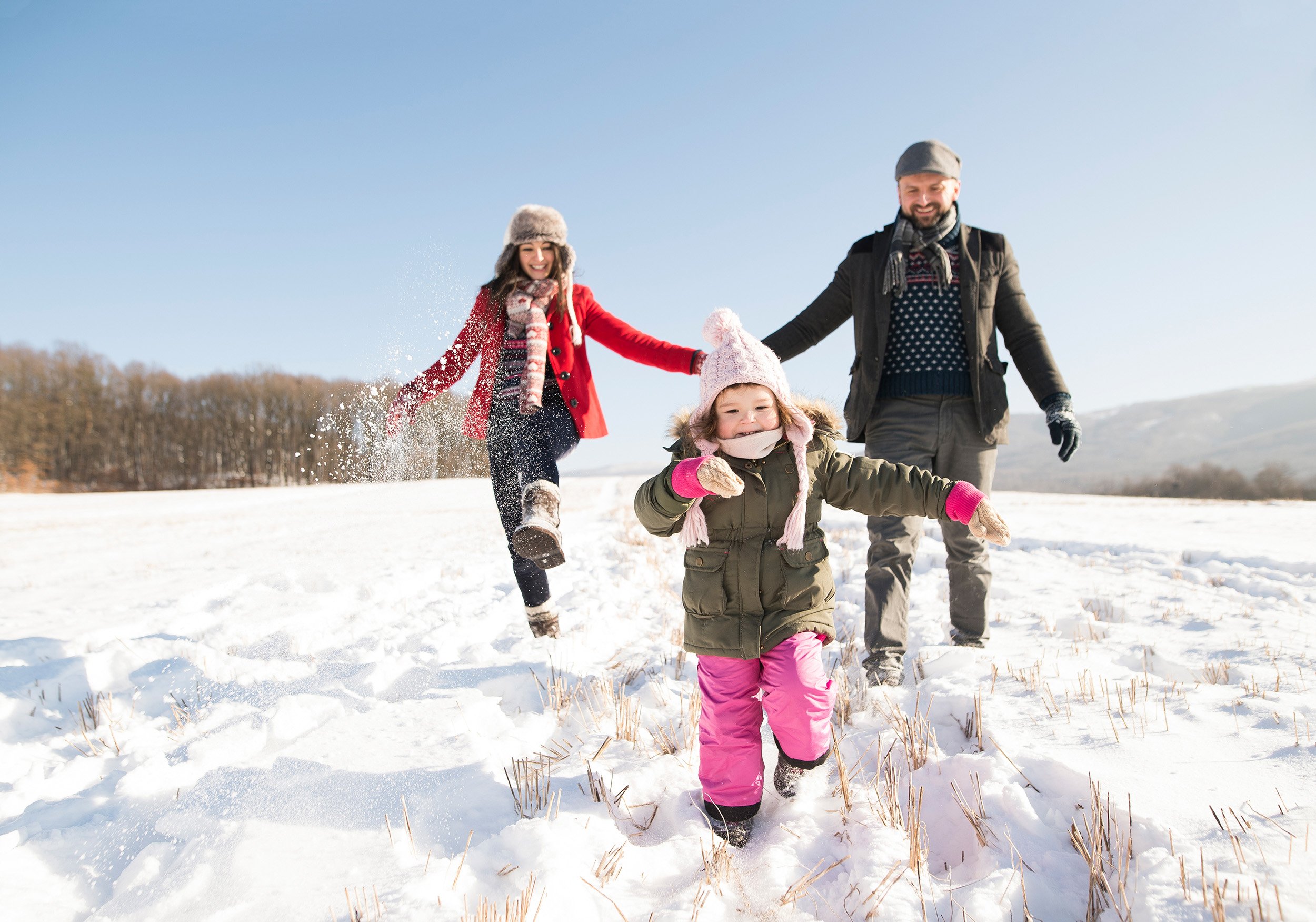 Играй 1 снег. Прогулки на свежем воздухе зимой. Семья зимой. Семья на прогулке зимой. Детям о прогулке на свежем воздухе зимой.