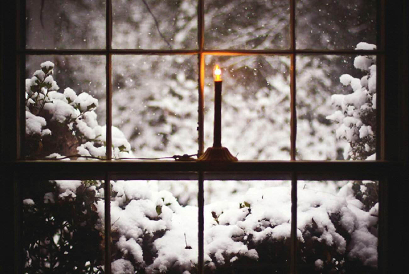 Зимнее окно вечером. Зимнее окно. Окно снег. Снег за окном. Заснеженное окно.