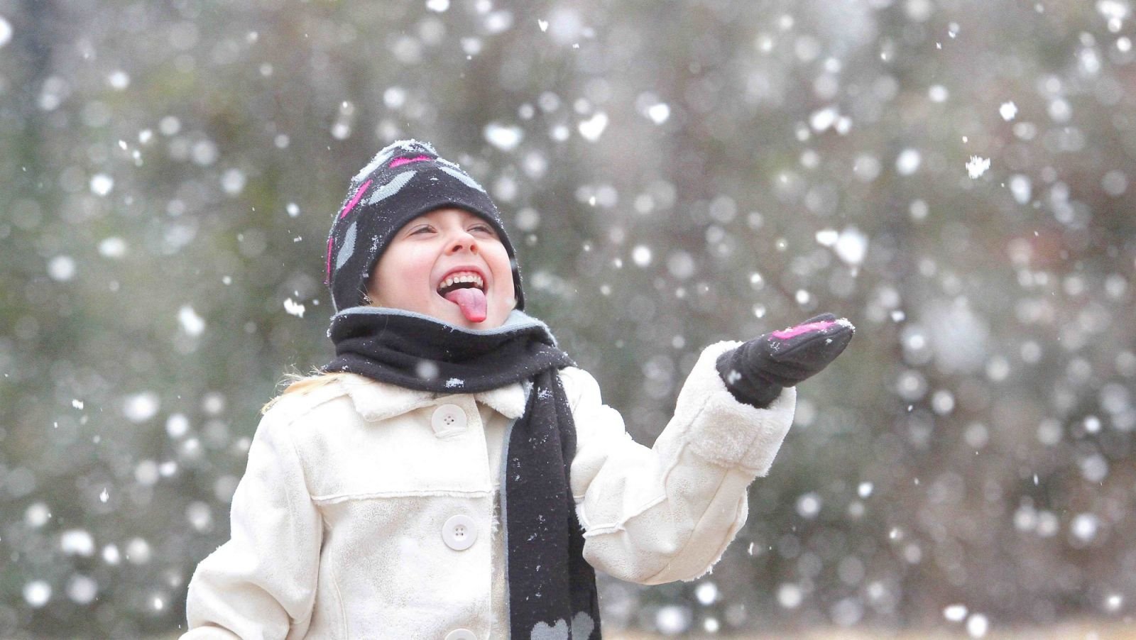Повторяй снег. Дети в снегу. Ловит снег. Девочка ловит снежинки. Ловит снежинки языком.