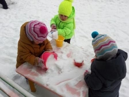 Малыш лепит из снега