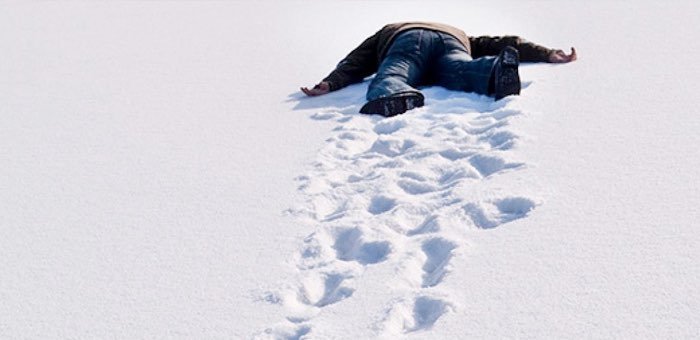 Сидит сугробе. Снег лежит. Мужчина лежит в сугробе.