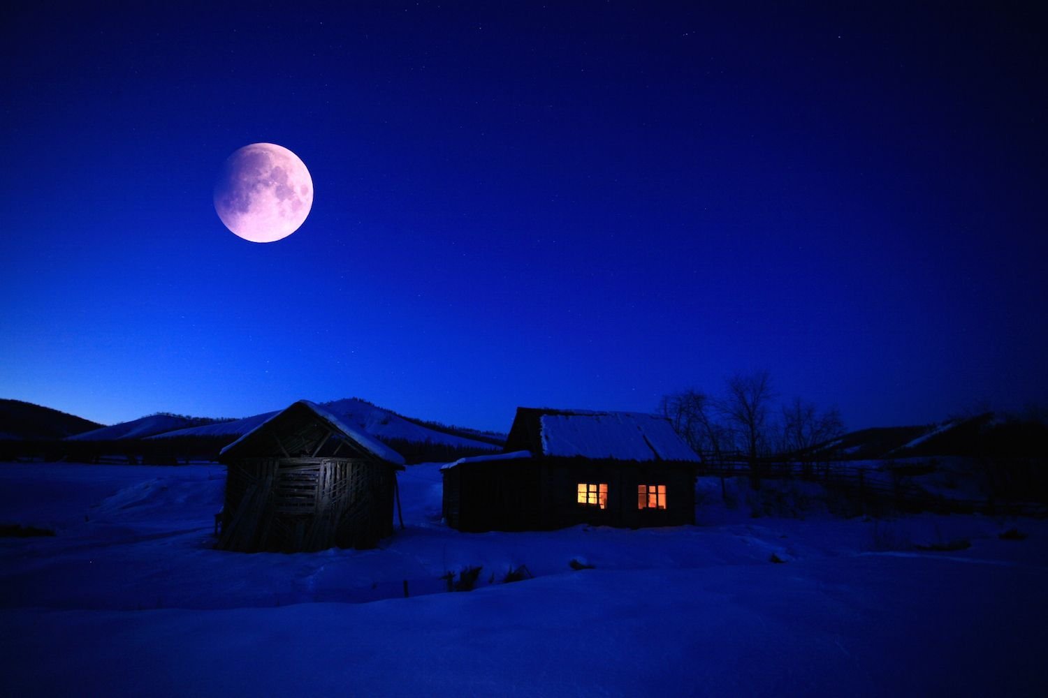 Луна зимой ночью. Лунная ночь в деревне. Зимний ночной пейзаж. Зимняя ночь. Полнолуние зима.