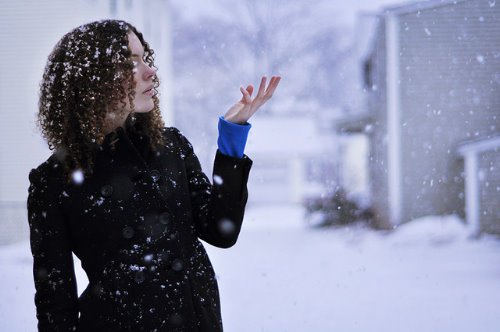 Девушка и падающий снег