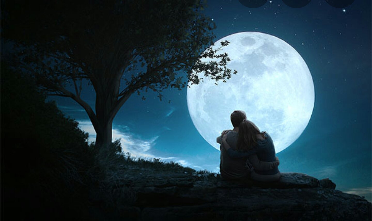 Луна укажет свет песня. Прогулка под луной. Свидание под луной. Луна и влюбленные. Влюбленные ночью.