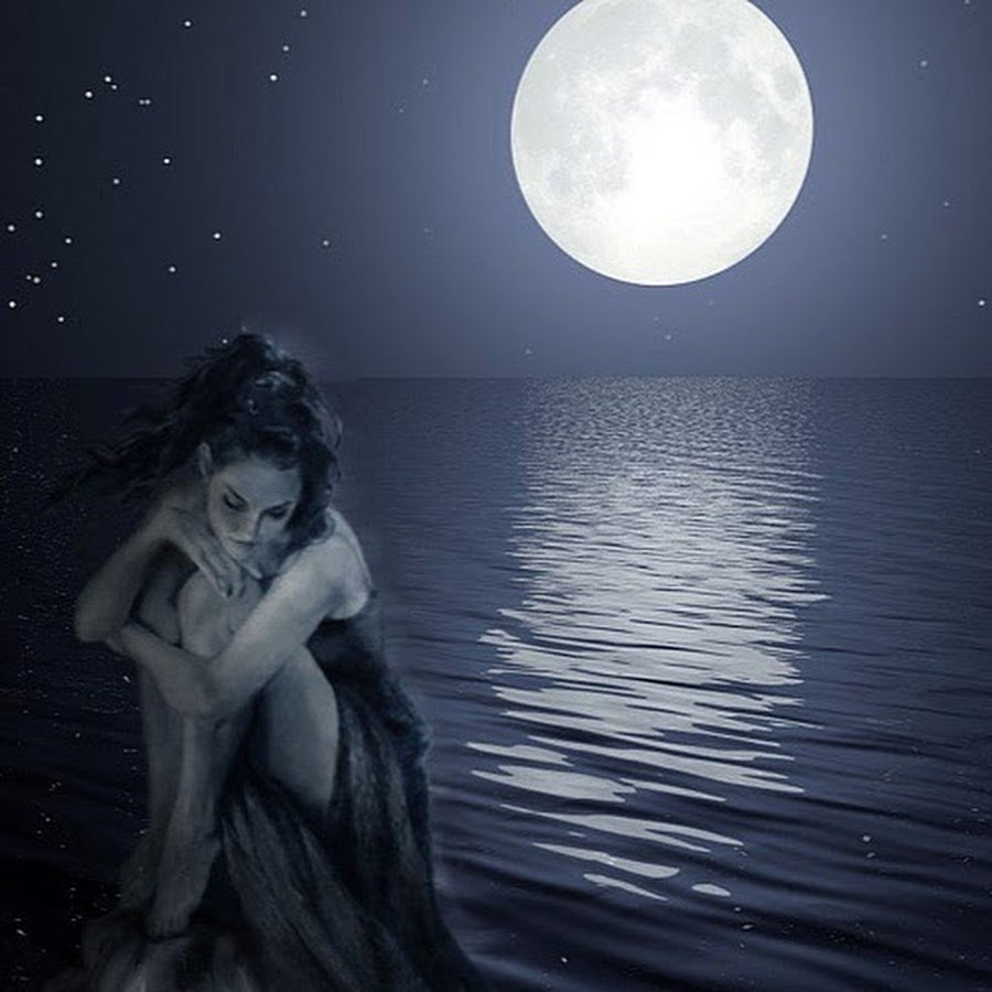 Луна купается. Девушка под луной. Девушка-Луна. Лунная ночь девушка. Ночь Луна девушка.