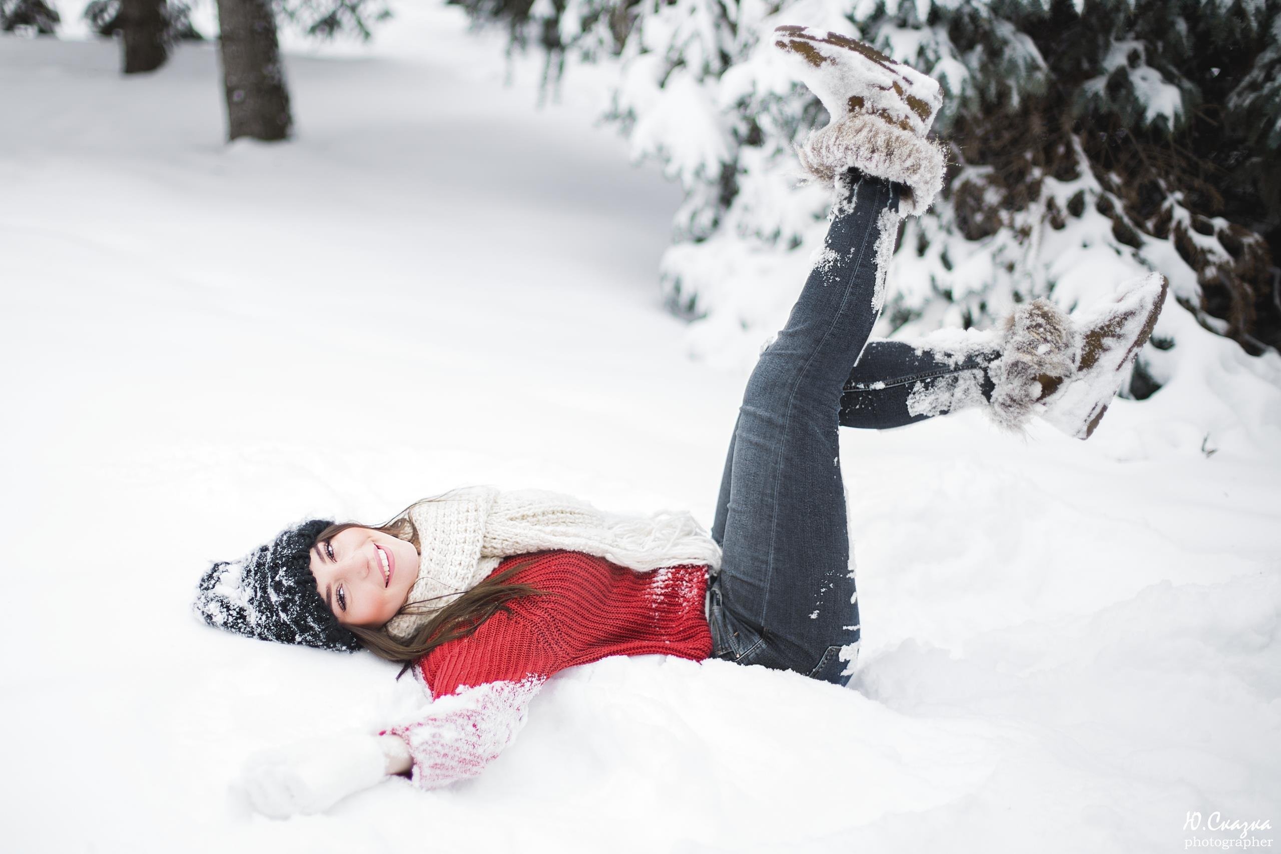 Девушка в сугробе. Зимняя фотосессия. Девушка зима. Девушка лежит на снегу. Девушка зимой.