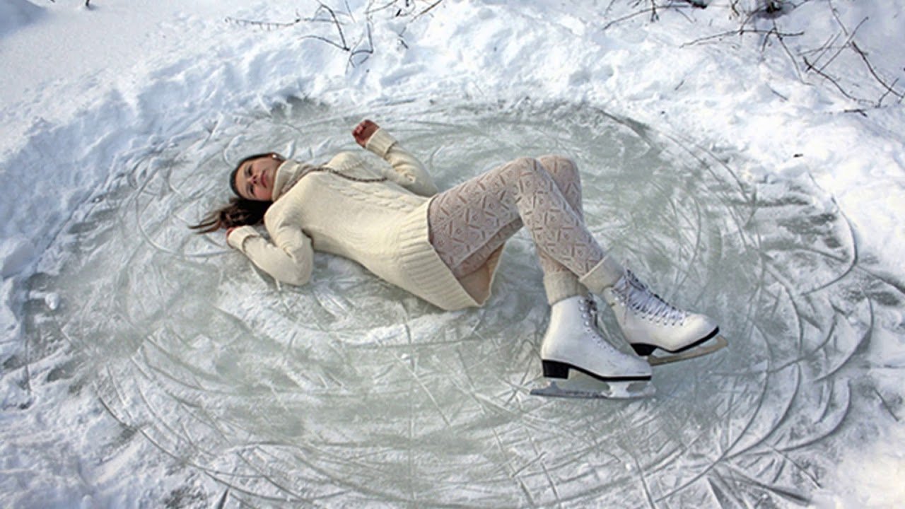 Совсем замерз. Девушка зимой. Девушка лежит на снегу. Фотосессия на льду. Валяться в снегу.