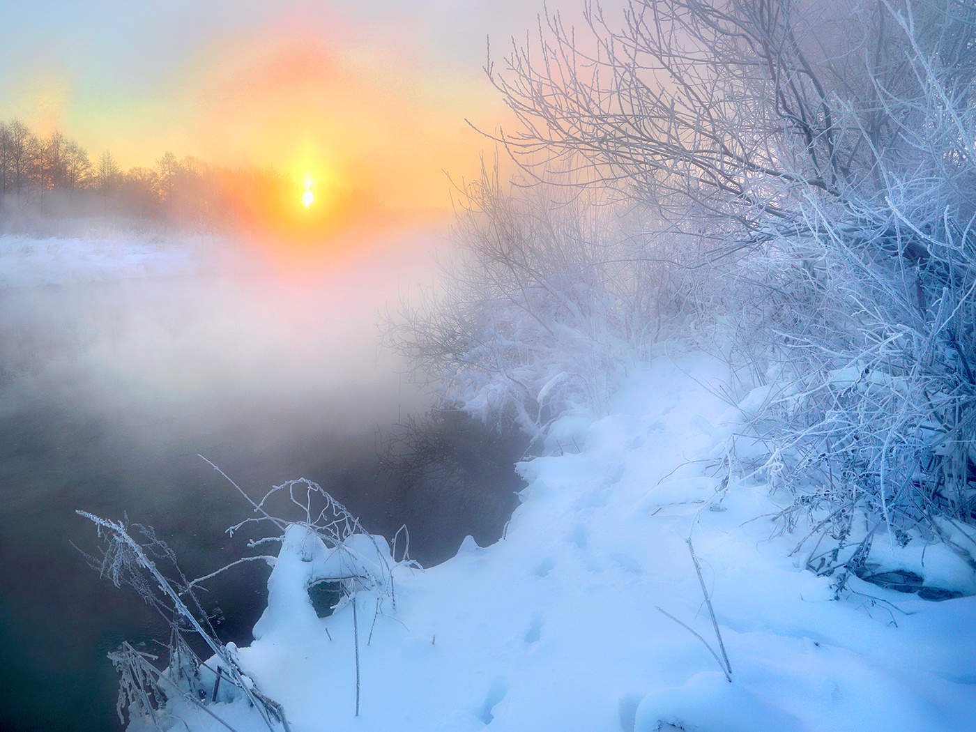Сугроб туман. Зимнее утро. Морозное солнечное утро. Зимний рассвет. Заснеженное утро.