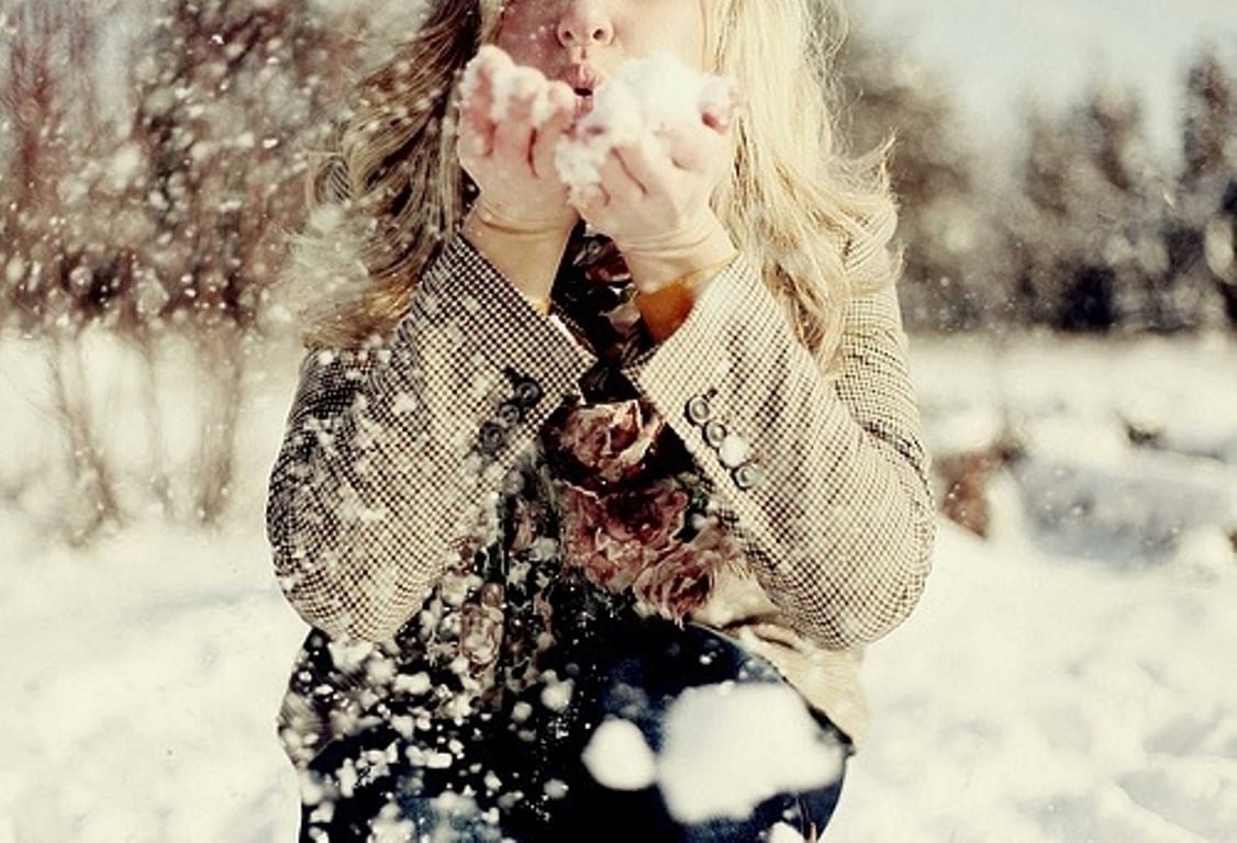 Девушка под снегом. Девушка в снегу. Девушка зимой. Девушка зимой со спины. Девушки блондинки зимой.