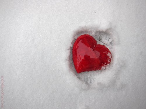 Красное сердечко на снегу