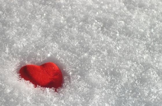Красное сердечко на снегу