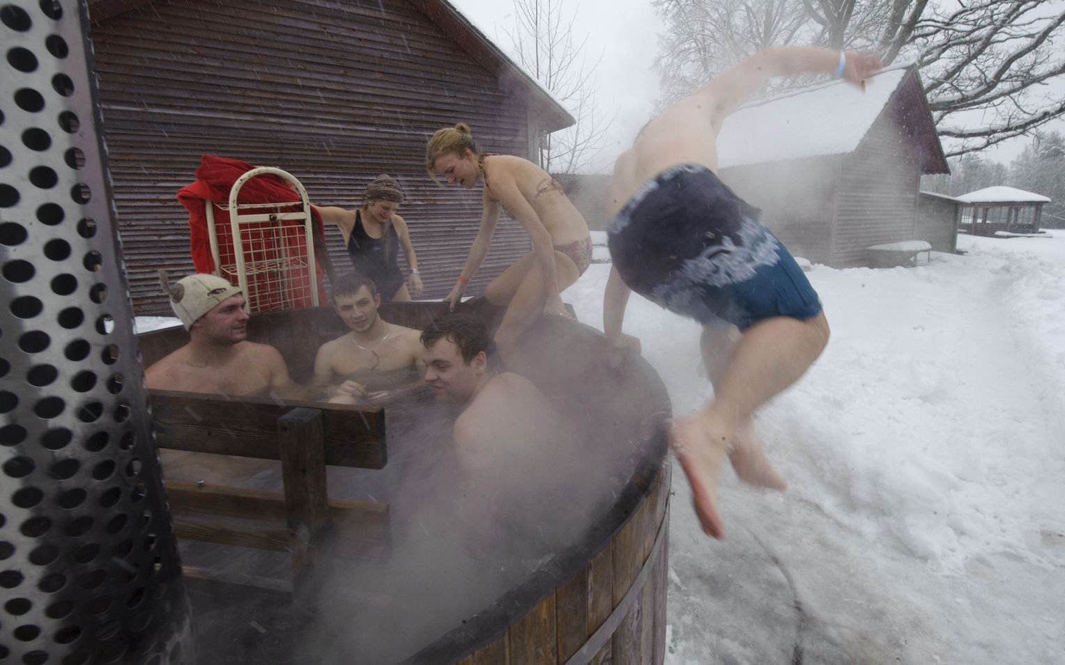 Купаться в бане видео. Баня зимой. Русская баня зимой. После бани. Баня зимой на даче.