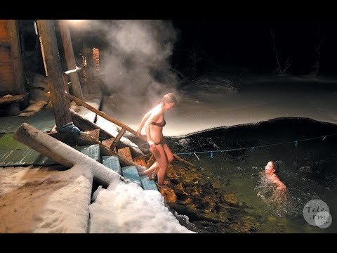 Купание в проруби после бани