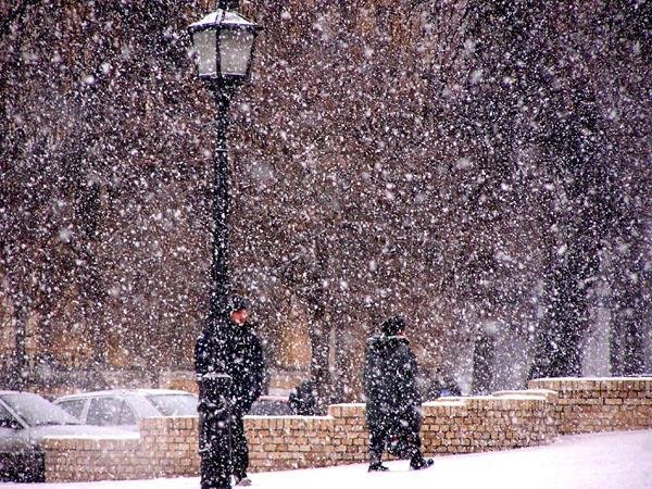 Идет снег хлопьями в городе