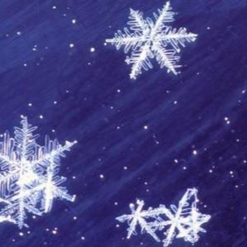 Снежинки в воздухе кружатся