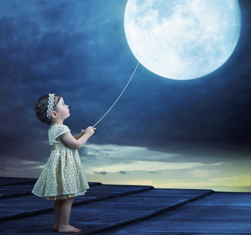 Про девочку луну. Дети Луны. Дети под луной. Лунный ребенок фото. Спящий ребенок на Луне.
