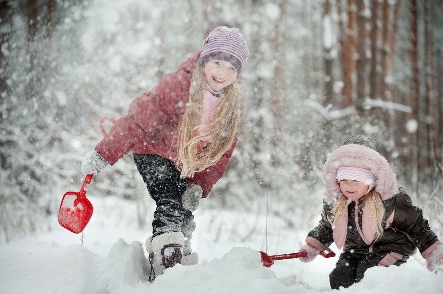 Позабавиться снежком. Дети в снегу. Дети зимой. Дети играют в снегу. Зимние радости.