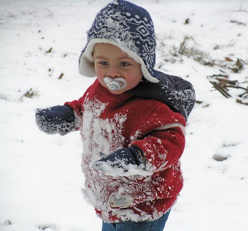 Ребенок в сугробе