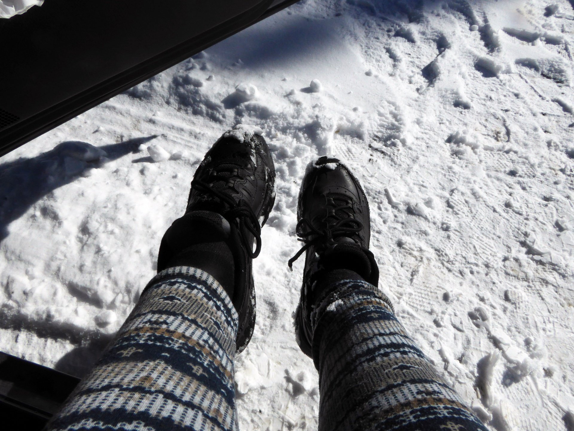 Ноги снежок. Ноги в снегу. Ботинки в снегу. Ноги в сугробе. Ноги в ботинках.