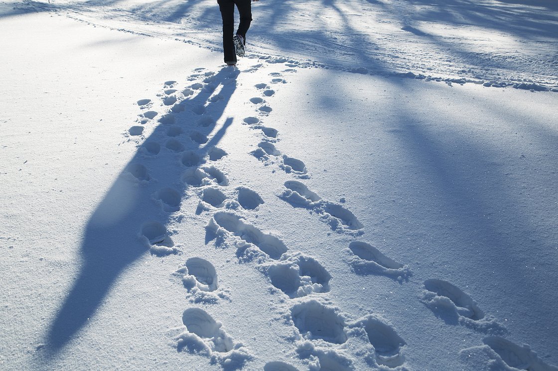 Не было видно следов. Следы на снегу. Следы человека на снегу. Человек в снегу. Тени на снегу.