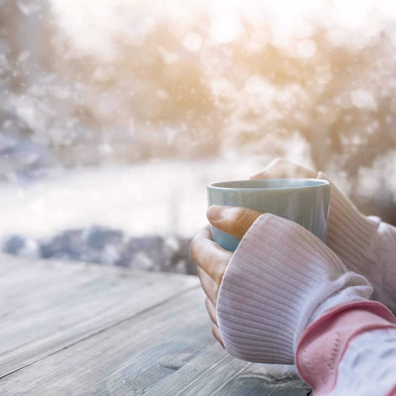 Необычные картинки с добрым утром оригинальные зимние. Чашка чая в руках в варежках. Чашка в руке зимой. Кофе в варежках. Кружка чая в рукавицах.