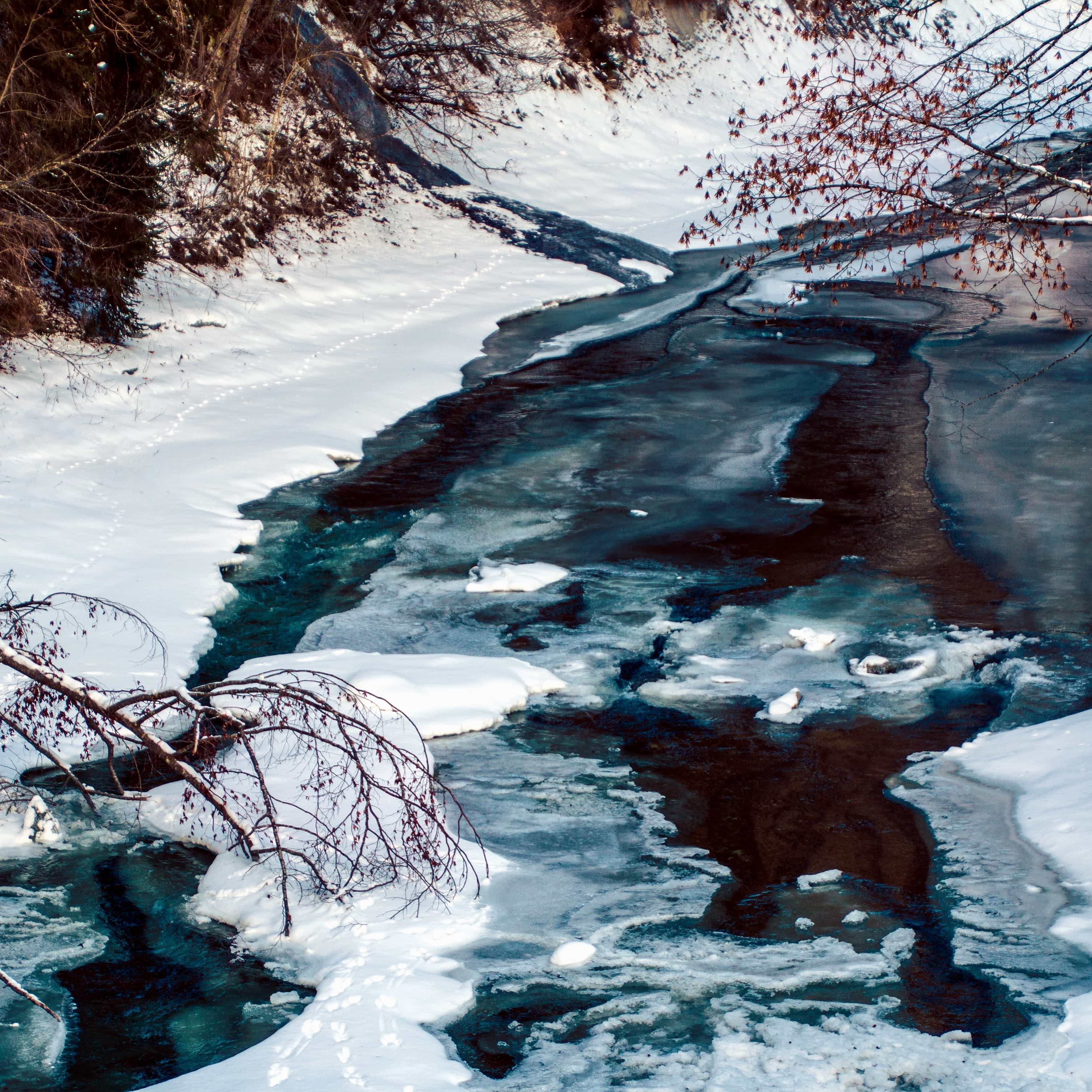 Вода в реке замерзла. Замерзшая река. Снег и лед в природе. Вода зимой. Лед в природе.