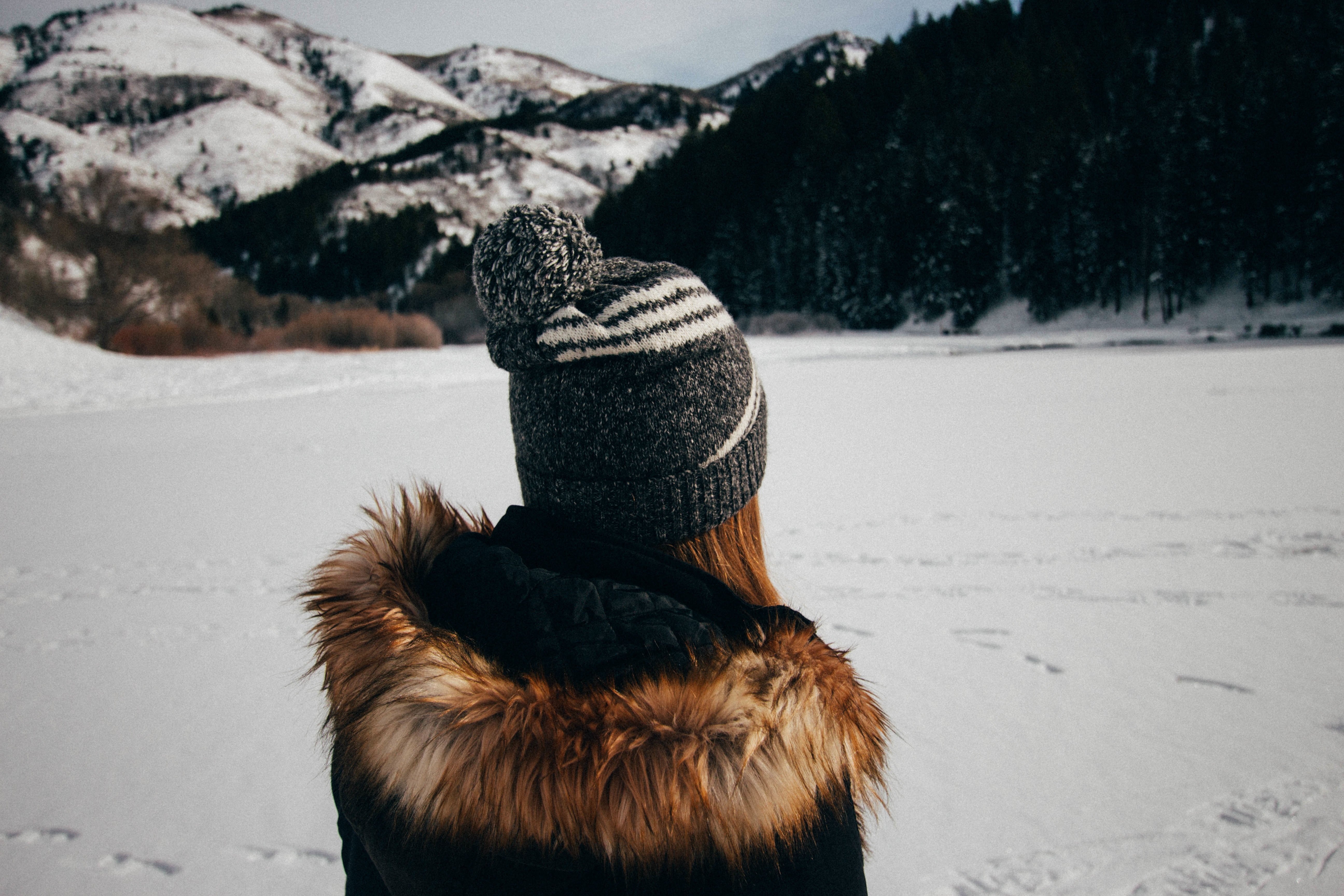 Фото девушек зима спиной. Девушка в шапке зимой. Девушка зимой со спины. Женщина спиной зима. Зимние аватарки.