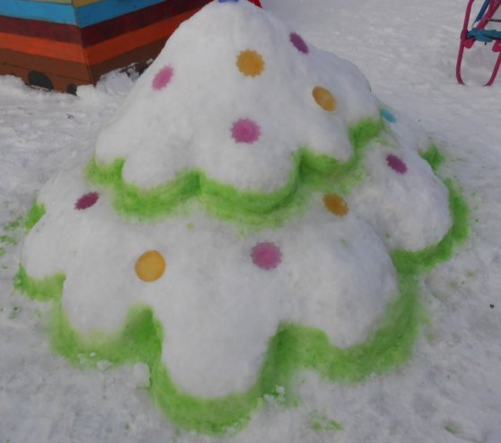 Елка из снега в детском саду