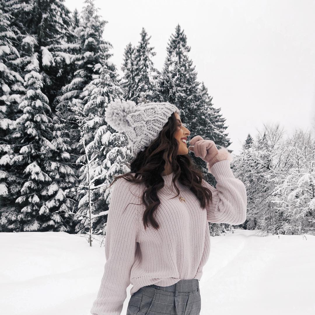Девушка зимой. Зимняя фотосессия в лесу. Брюнетка зимой. Красивое фото девушки зимой