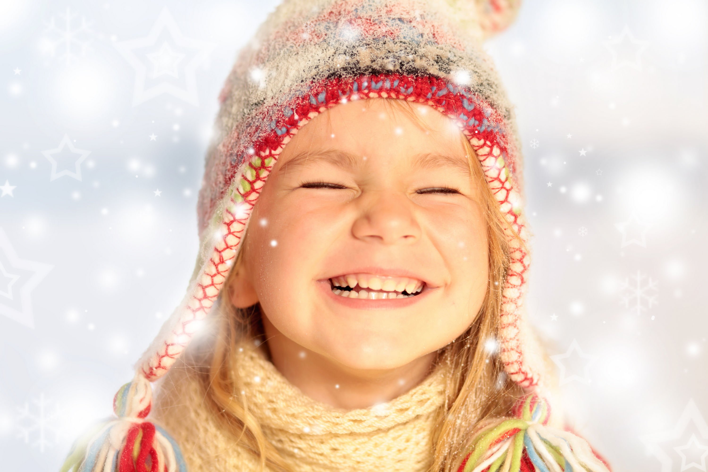 Первые радости год. Счастливые дети зима. Дети радуются зиме. Зима улыбка. Радость зимой.