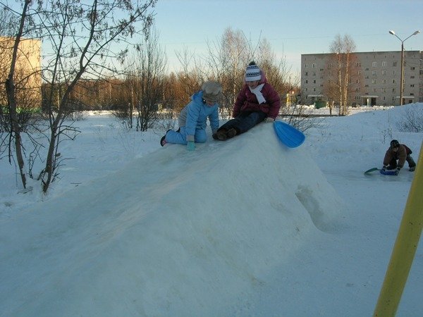 Детская горка из снега