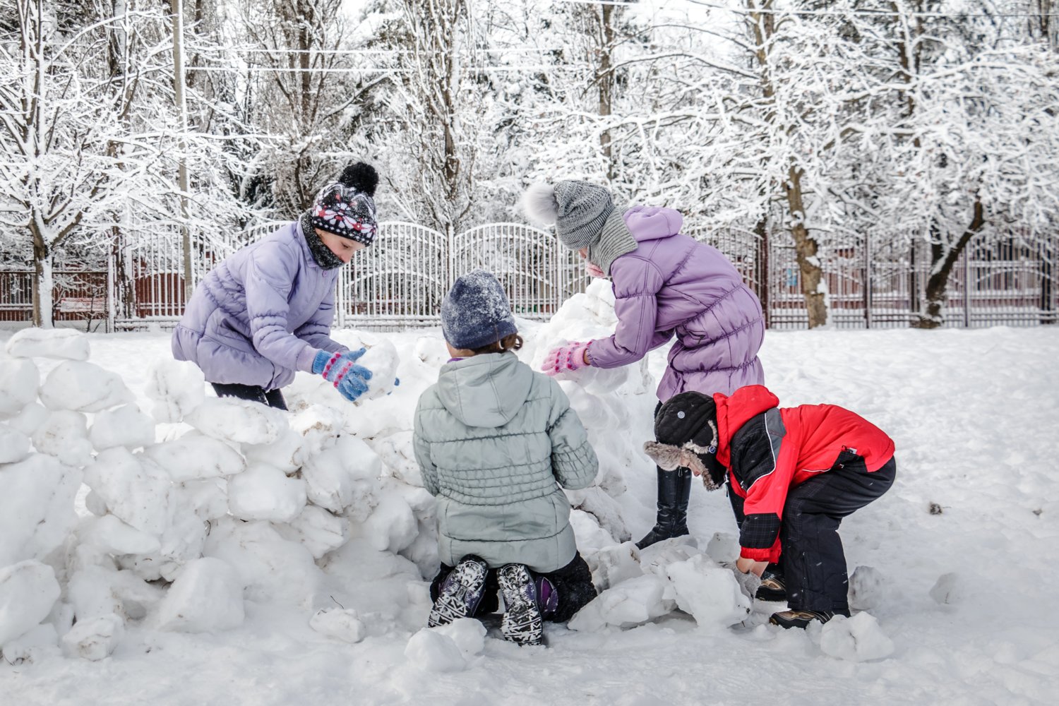 Снежки в сад. Снежные забавы для детей. Зимние развлечения. Дети зимой. Снежная крепость.