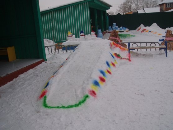 Украшение снежной горки в детском саду