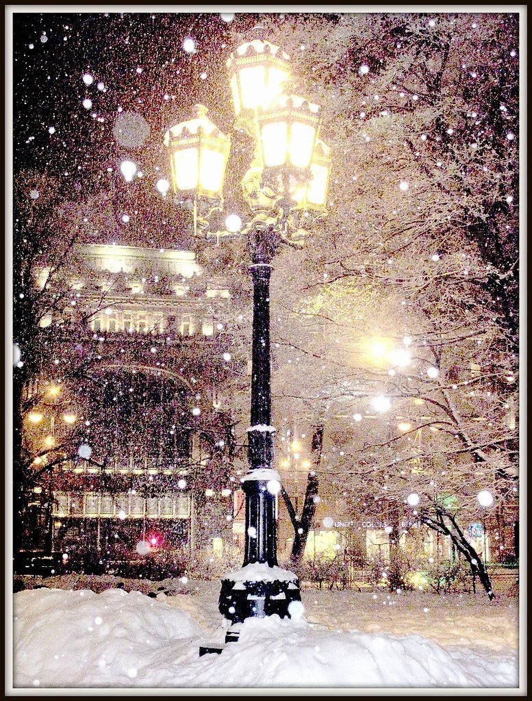 Падающий снег на улице. Зима в городе. Снег в городе. Заснеженный фонарь. Падает снег в городе.