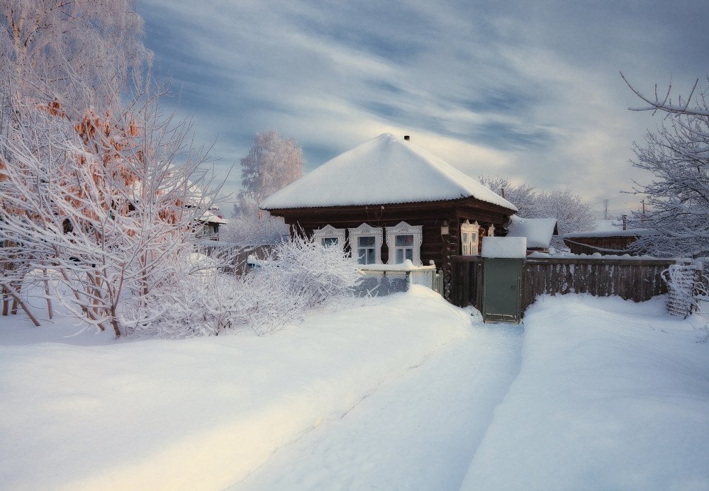 Деревенский дом зимой - красивые фото
