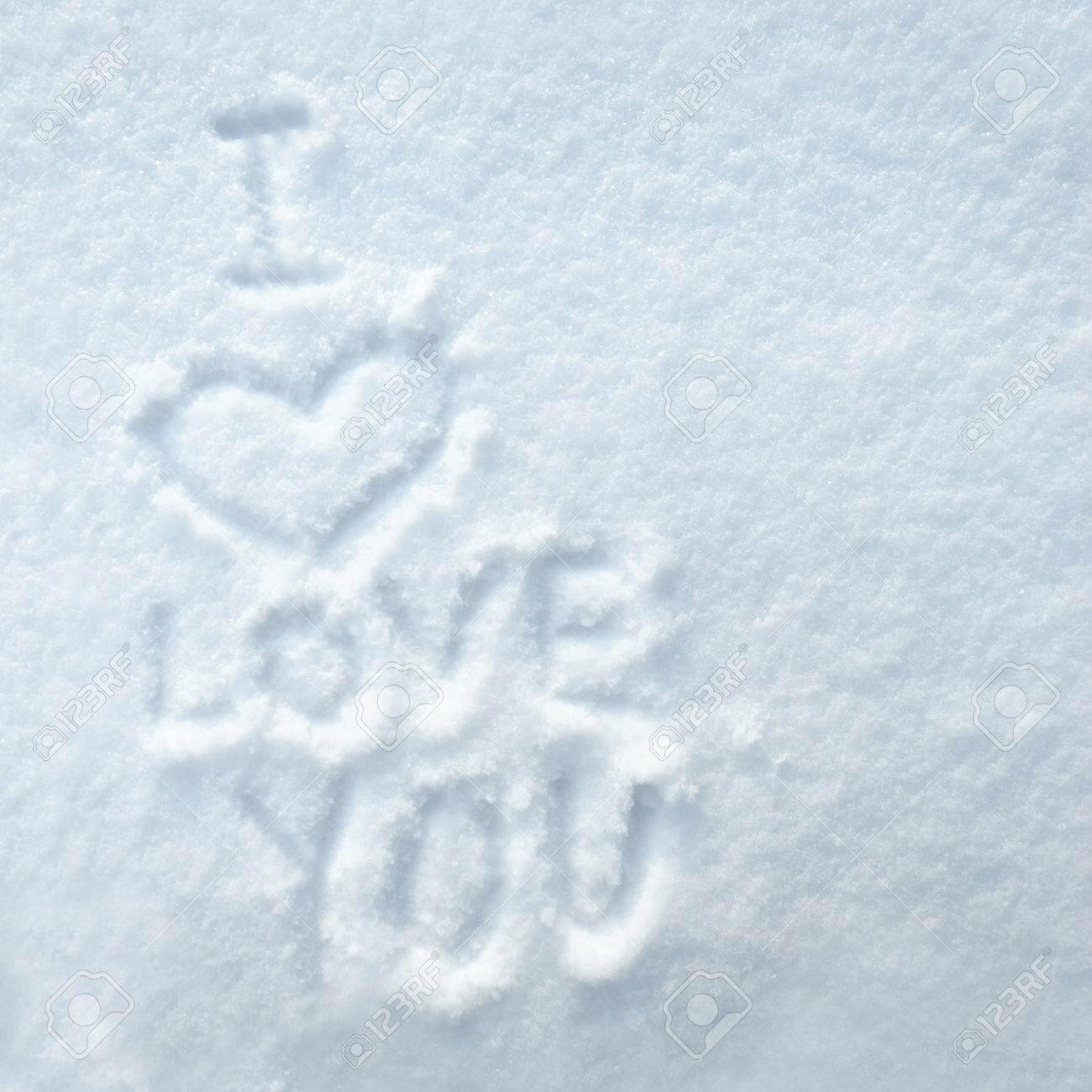 Снег егоров текст. Надпись на снегу. Люблю на снегу. Я тебя люблю на снегу. Надпись на снегу люблю тебя.