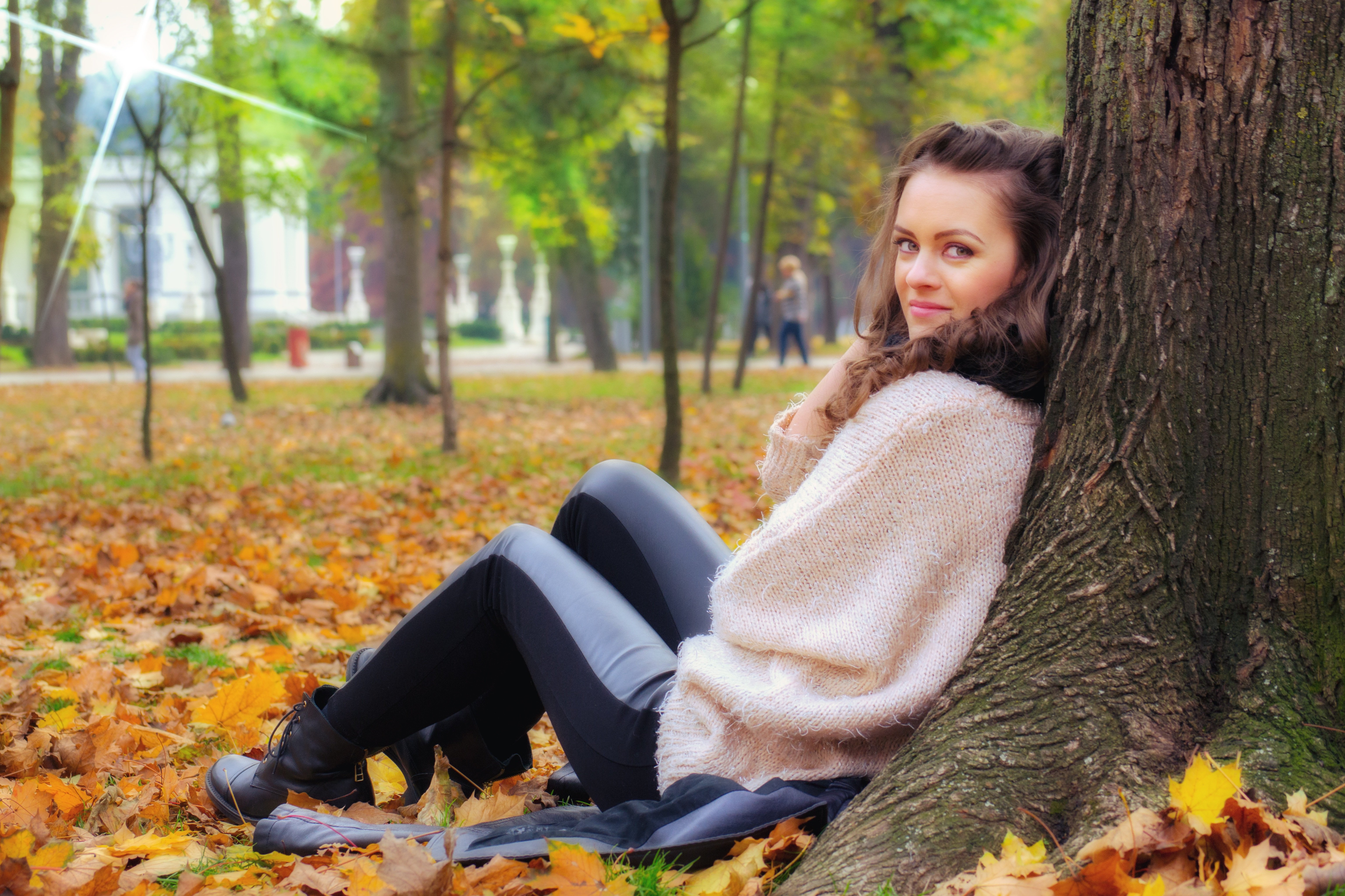 Красивые девушки в парке. Осенняя фотосессия. Осенняя фотосессия девушки. Осенняя фотосессия в парке. Девушка в парке.