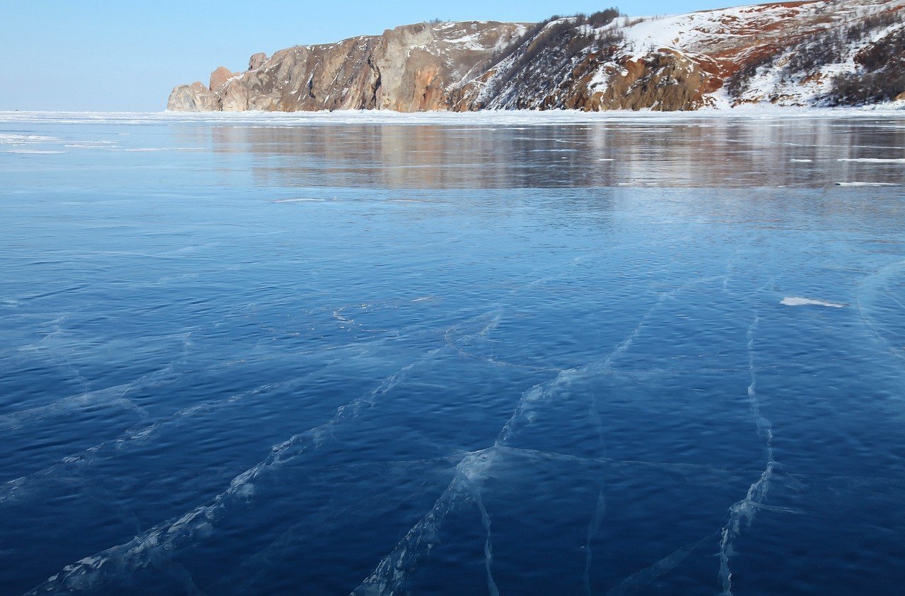 Прозрачный лед озера. Котловина Байкала. Озеро Байкал глубина озера. Лед Байкала. Таяние озеро Байкал.
