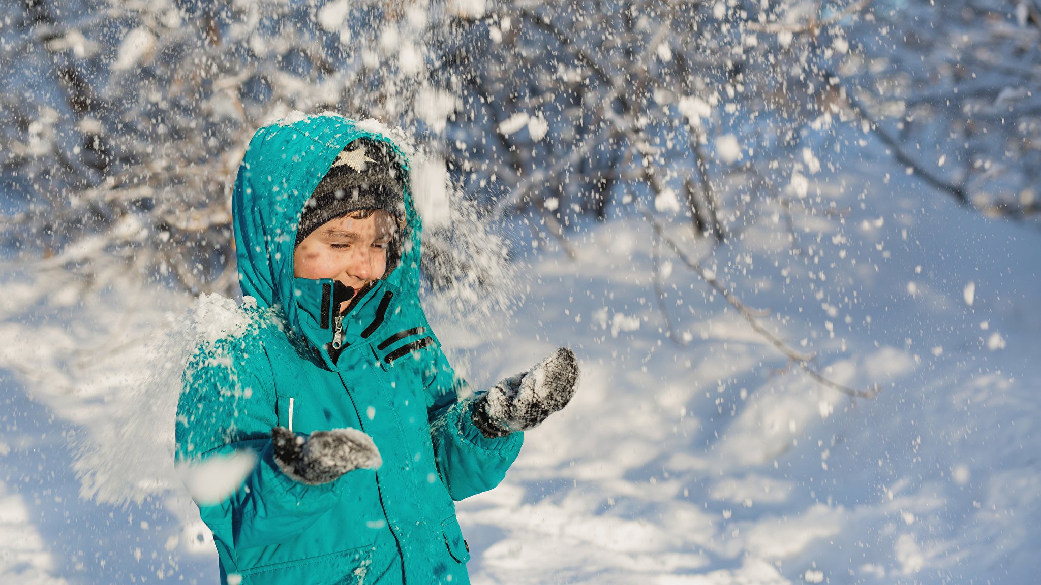 Зима шагает. Снегопад для детей. Зима для детей. Дети в снегу. Зима снегопад дети.