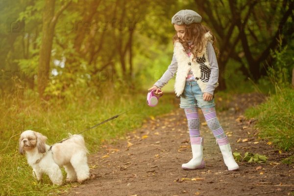 Девочка на прогулке