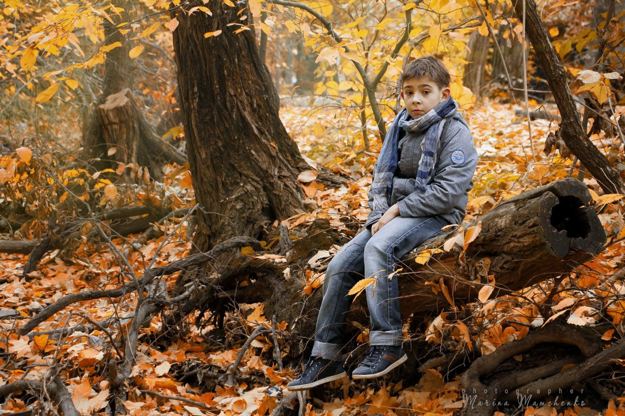 Голод осень. Мальчик в лесу. Мальчик осень. Человек в осеннем лесу. Мальчик осенью.
